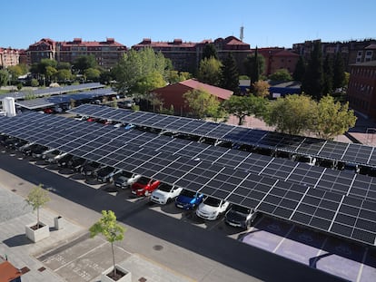 El aparcamiento solar del Hospital Universitario HM Puerta del Sur (Móstoles), este viernes.