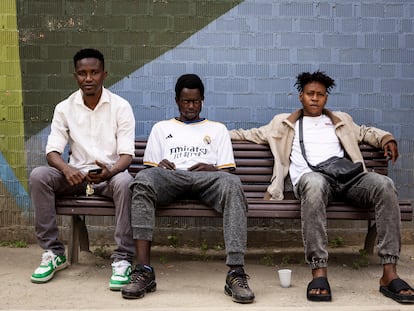 Hamassaïda Ndiaye , Adama Saboily e Ibrahima Kana , en un banco del centro de Lleida.