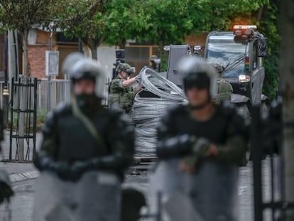 Soldados de la OTAN instalan alambre de espino para asegurar la zona cerca de Zvecan, en el norte de Kosovo, este martes.