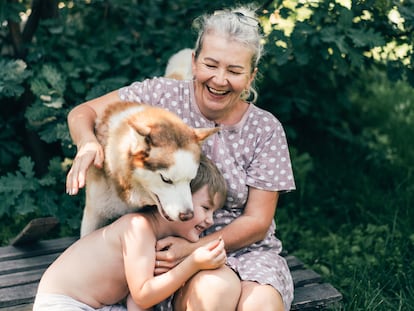 Abuela jugando con su nieto.