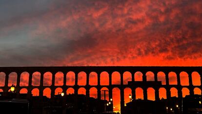 Vista nocturna del acueducto de Segovia.