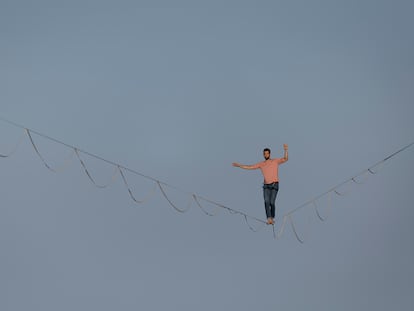 El funambulista Nathan Paulin ha recorrido los 350 metros en el centro de Barcelona como acto central de la inauguración  del Grec Festival.