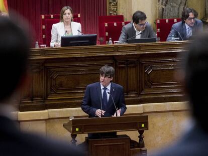 El presidente de la Generalitat, Carles Puigdemont, durante su intervenci&oacute;n ante el pleno del Parlament.