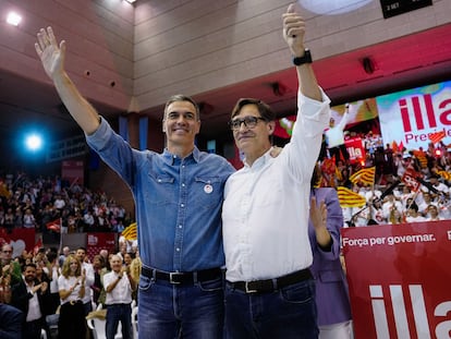 El presidente del Gobierno Pedro Sánchez y el candidato a la presidencia de la Generalitat, Salvador Illa, durante su asistencia al acto final de campaña del PSC, este viernes en Barcelona.