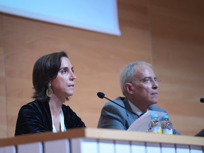 La presidenta de la Asociación de Inspectores de Hacienda, Ana de la Herrán, con el secretario de Estado de Hacienda, Jesús Gascón.