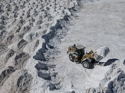 Una máquina de extracción de litio mueve un subproducto de sal en la mina en el desierto de Atacama en el Salar de Atacama, Chile.