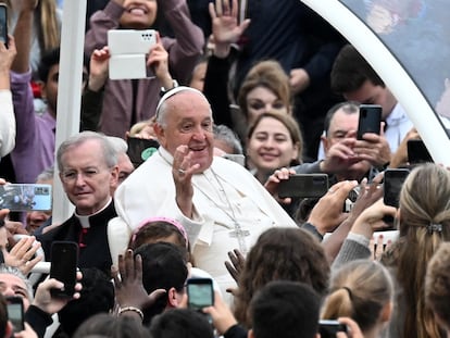 El papa Francisco saluda a su llegada para presidir la audiencia general semanal en la plaza de San Pedro del Vaticano, este miércoles.