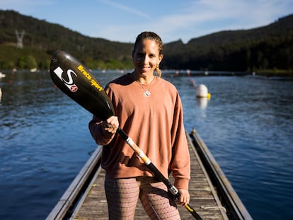 Teresa Portela, el pasado viernes en el pantalán del embalse de Pontillón de Castro, en Verducido, una parroquia de Pontevedra.