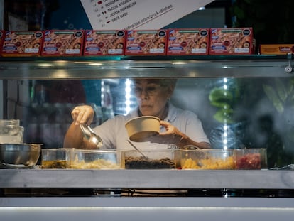 Una mujer sirve uno de los platos en uno de los restaurantes de la Zona Azul, durante la COP16, en Cali, el 28 de octubre de 2024.