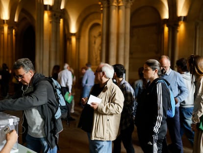 Los ciudadanos acuden a votar durante las elecciones autonómicas de Cataluña, este domingo en Barcelona.