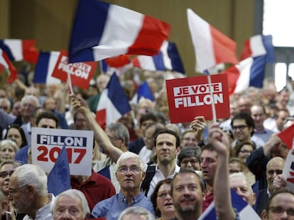 Simpatizantes del candidato conservador Fran&ccedil;ois Fillon durante un mitin en Par&iacute;s este domingo.