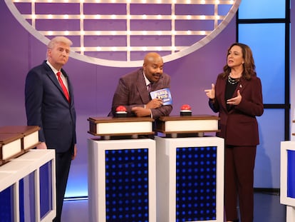 James Austin Johnson como Donald Trump, Kenan Thompson como el presentador Steve Harvey y Maya Rudolph como Kamala Harris, el pasado 12 de octubre en 'Saturday Night Live'