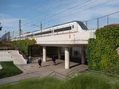 Un tren pasa sobre uno de los accesos subterráneos habilitados en el barrio de Pajarillos. en Valladolid.