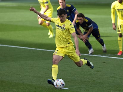 Gerard Moreno marca de penalti contra el Cádiz en La Cerámica.