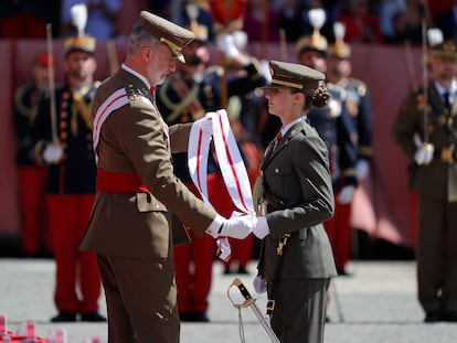 El rey Felipe VI impone la banda a la princesa de Asturias, este miércoles en Zaragoza.