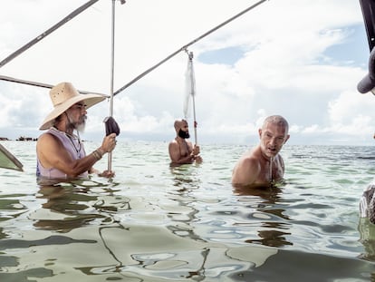 El actor Vincent Cassel, retratado por Ethan James Green para el calendario Pirelli 2025 en la playa de Hidden Beach (Miami).