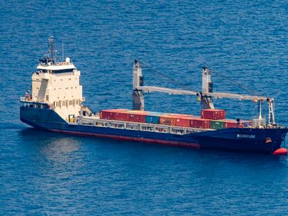 El carguero Borkum fondeado este jueves en Cabo Tiñoso, antes de renunciar a atracar en el puerto de Escombreras (Cartagena).