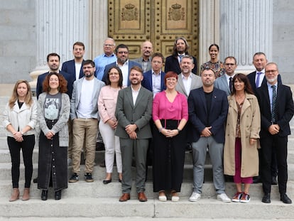 Diputados de los grupos firmantes presentan un recurso de la Ley de Libertad Educativa de la Comunidad Valenciana, frente al Congreso, este miércoles.