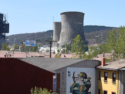 Voladura controlada de las torres de refrigeración de la central térmica de La Robla (León).