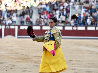 Mario Navas, en la vuelta al ruedo tras la lidia del tercer novillo de la tarde.