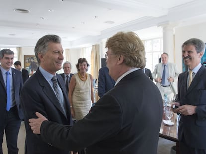 Mauricio Macri saluda al eurodiputado alemán Elmar Brok.