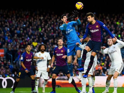 Pique remata el balón durante el último clásico liguero