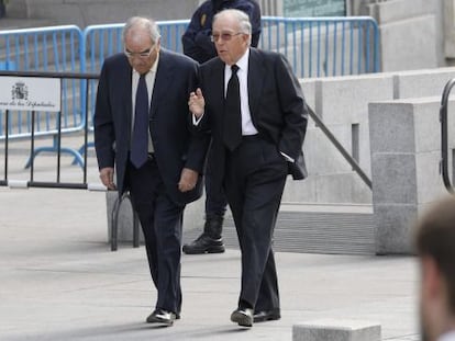 El exvicepresidente del Gobierno Rodolfo Mart&iacute;n Villa (izquierda) y el exministro de Exteriores Marcelino Oreja, ayer en el Congreso.