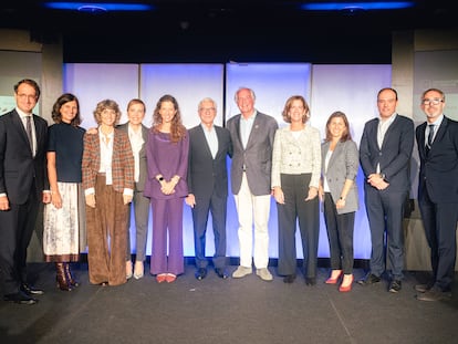 En la foto de familia, de izquierda a derecha, Pedro Rodero presidente de Ontier España;  Elena Valderrábano directora global de sostenibilidad de Telefónica; Teresa Parejo, directora de sostenibilidad de Iberia; Sara Ramis directora de clientes, marketing y sostenibilidad de Grupo Barceló; María Herrero presidenta de El Observatorio de Impacto, Sir Ronal Cohen; Paul Polman, Alejandra Kindelán presidenta de la Asociación Española de Banca; Ana Ruiz socia de Transcendent; Manuel Rua director de sostenibilidad de Amadeus y Ángel Pérez Agenjo, socio director de Transcendent.