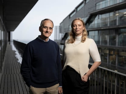 Los investigadores Juan Valcárcel y Malgorzata Rogalska, en el Centro de Regulación Genómica, en Barcelona, este miércoles.