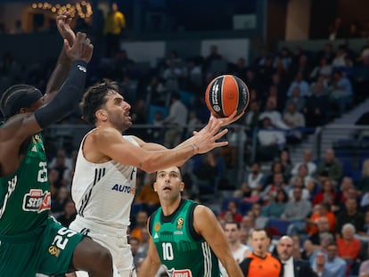 El base argentino del Real Madrid Facundo Campazzo (centro) entra a canasta ante el estadounidense del Panathinaikos Kendrick Nunn (izquierda) este jueves.