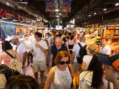 Turistas en el mercado de la Boquería de Barcelona.