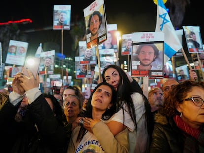 Dos mujeres que participan en una protesta en Tel Aviv para pedir la liberación de los rehenes israelíes en Gaza lloran durante la marcha, cuando se cumplen 100 días del ataque de Hamás a Israel.