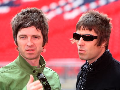 Noel Gallagher y Liam Gallagher en el estadio Wembley, Londres, en octubre de 2008, 10 meses antes de su separación.