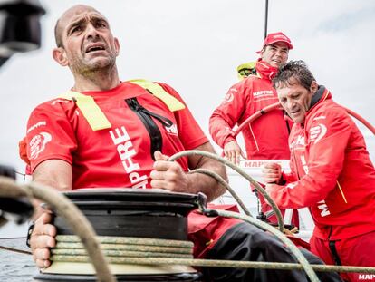 En primer plano Xabi Fern&aacute;ndez, patr&oacute;n del MAPFRE, durante la regata.
 