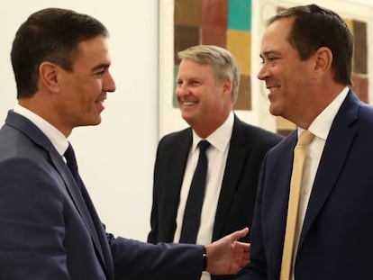 El presidente de Gobierno, Pedro Sánchez, junto al presidente de Cisco, Chuck Robbins, este jueves en La Moncloa.