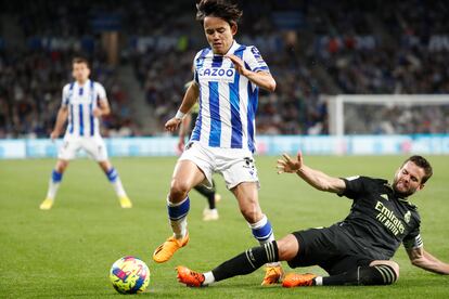 Kubo y Nacho en una acción durante el partido entre la Real Sociedad y el Real Madrid, en Anoeta este martes.