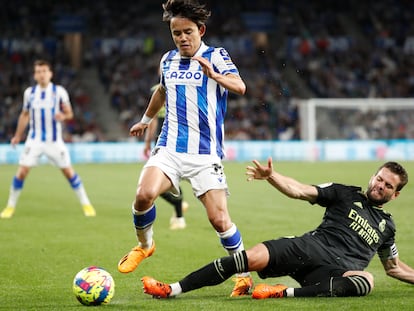 Kubo y Nacho en una acción durante el partido entre la Real Sociedad y el Real Madrid, en Anoeta este martes.