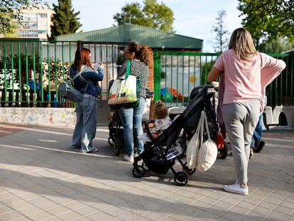 Varios niños llegan a su colegio en el primer día para los escolares de Educación Infantil en Madrid este jueves.