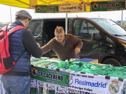 Uno de los puestos de venta de bufandas y banderas en los alrededores del estadio Príncipe Félipe.