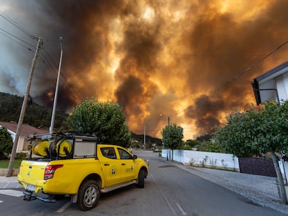 Un furgón de bomberos se dirige al foco de un incendio en Sever do Vouga, en el distrito portugués de Aveiro.