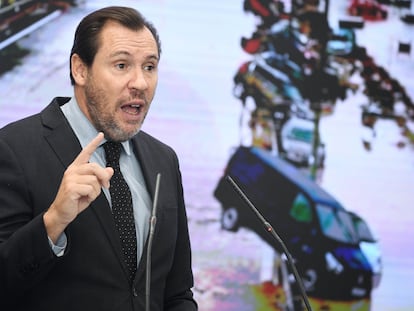 El ministro de Transportes y Movilidad Sostenible, Óscar Puente, atiende a los medios de comunicación, en la sede del MInisterio, a 31 de octubre de 2024, en Madrid (España). Durante sus declaraciones, ha dado a conocer el estado de la infraestructura ferroviaria y las carreteras tras el paso de la DANA. Asimismo ha destacado que los aeropuertos funcionan con normalidad y no ha habido incidencias. Aunque sus declaraciones se hayan basado en estas informaciones, Puente ha dicho que el interés de lo sucedido está en las víctimas y sus familias.
31 OCTUBRE 2024
Fernando Sánchez / Europa Press
31/10/2024