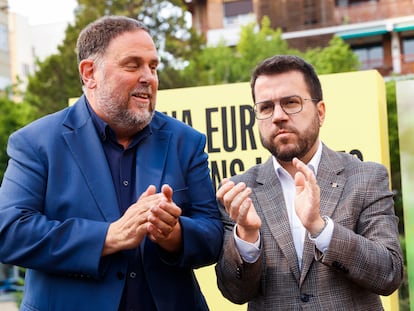 El presidente de ERC, Oriol Junqueras, a la izquierda, y el presidente catalán en funciones, Pere Aragonès, durante el acto de inicio de la campaña de Ahora Repúblicas en Barcelona, el pasado 23 de mayo.