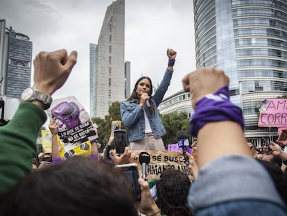 Alessandra Rojo De la Vega habla a simpatizantes durante una manifestación en la Avenida Reforma, este lunes en Ciudad de México.