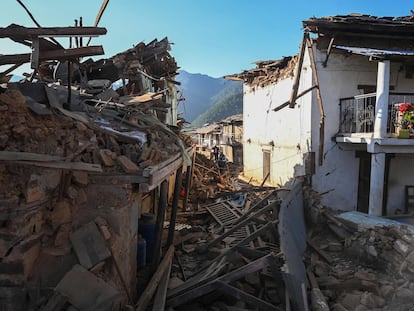 Algunos residentes caminan entre los escombros de unas casas dañadas este sábado por el terremoto en Jajarkot (Nepal).