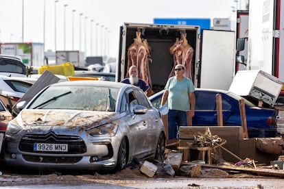 Un camión de carne atrapado en el tramo de la V-31 junto al polígono comercial de Alfafar, este jueves