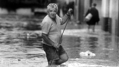 Un vecino de Alzira (Valencia) camina en medio del agua, en las graves inundaciones que dejaron siete muertos., el 5 de noviembre de 1987.