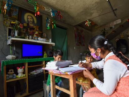 Niños indígenas del Estado de México estudian desde casa sin internet ni aparatos el pasado 22 de febrero.