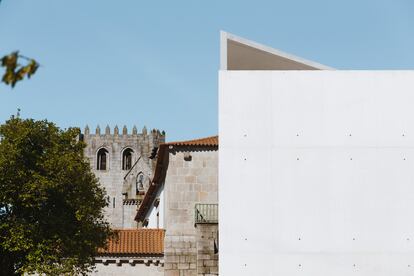 La escultura abierta de Álvaro Siza junto al Monasterio de Leça do Balio, en una imagen cedida por la Fundación de la Librería Lello..