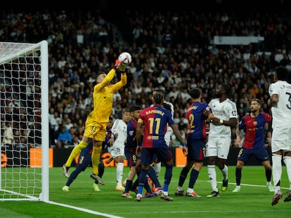 Iñaki Peña rechaza un balón en el partido entre el Real Madrid y el Barcelona.