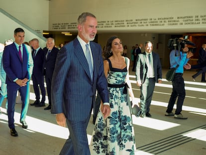 Los reyes Felipe VI y Letizia, en primer término, y el presidente del Gobierno en funciones, Pedro Sánchez, tras ellos, en la inauguración oficial de la Galería de las Colecciones Reales, este martes en Madrid.